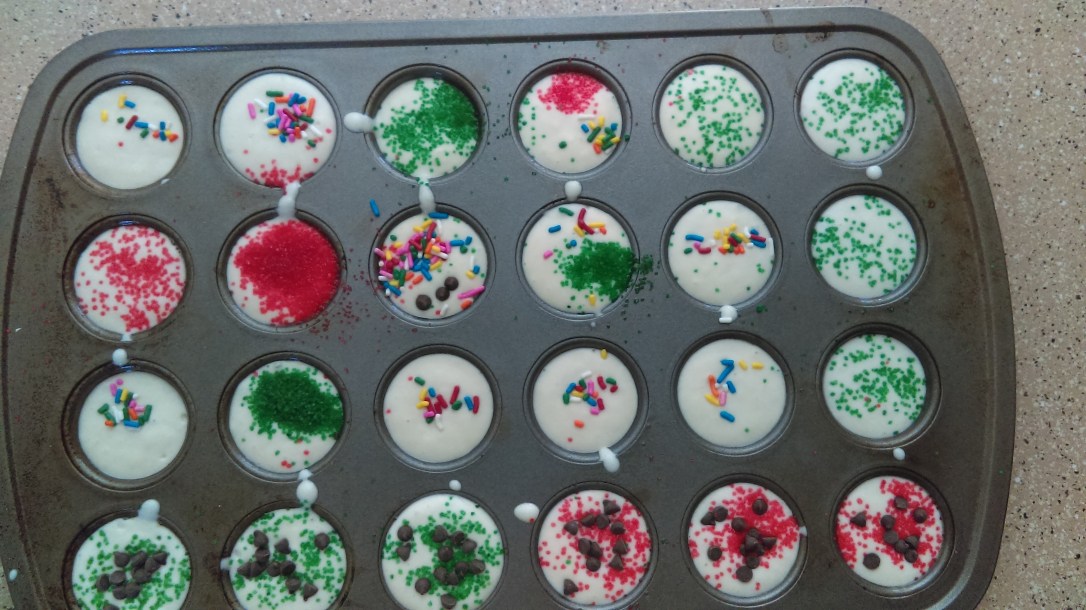 Pancake cupcakes are super easy and super fun for the kids! Not to mention you can freeze the leftovers foe the next time you need a quick breakfast!